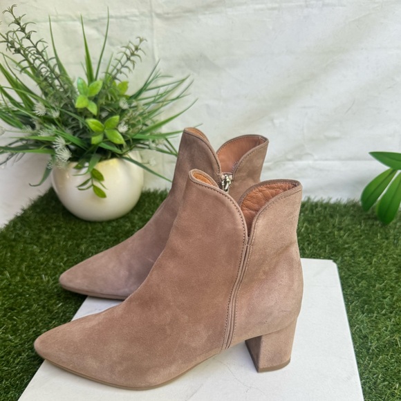 AQUATALIA
Kaylani Pointed Toe Booties Suede Taupe Tan size US 6
$395 - Picture 9 of 13